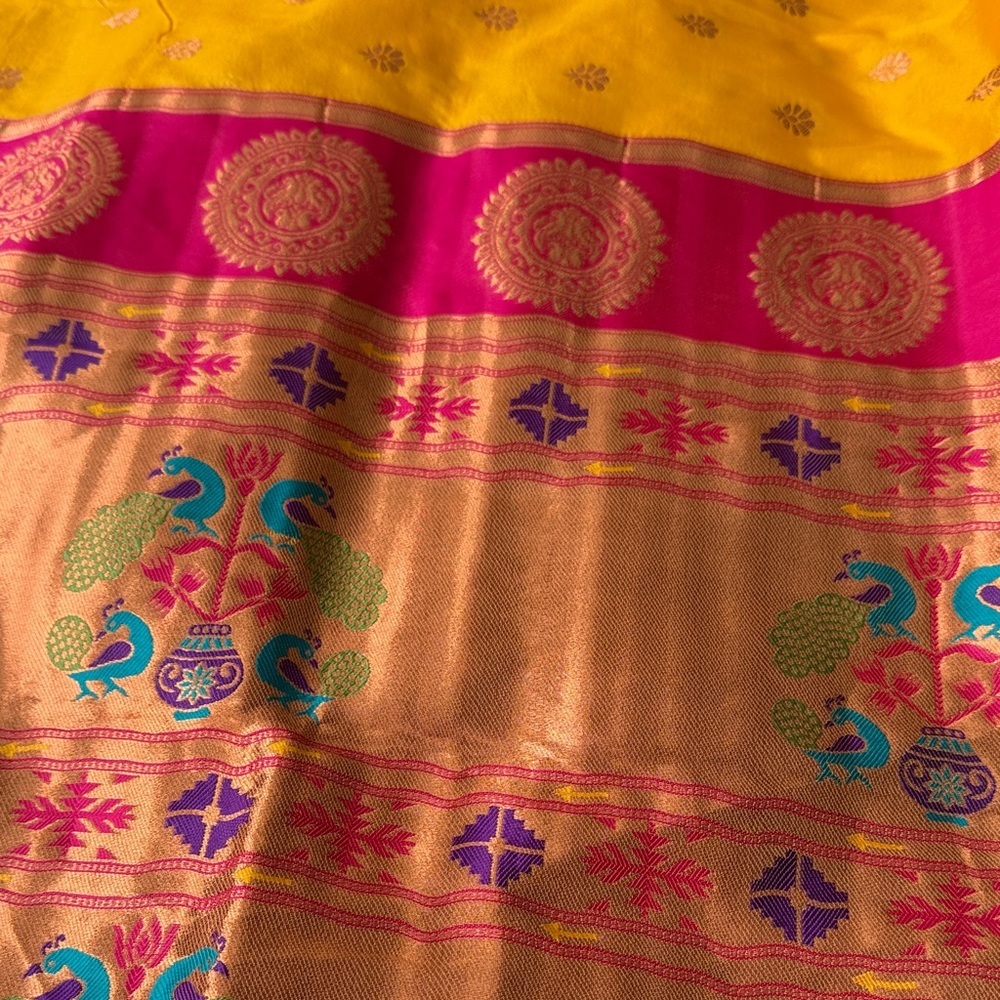 9 yards Vibrant Yellow and Red Embroidered Yeola Paithani Nauvvari sari - Picture 7 of 16